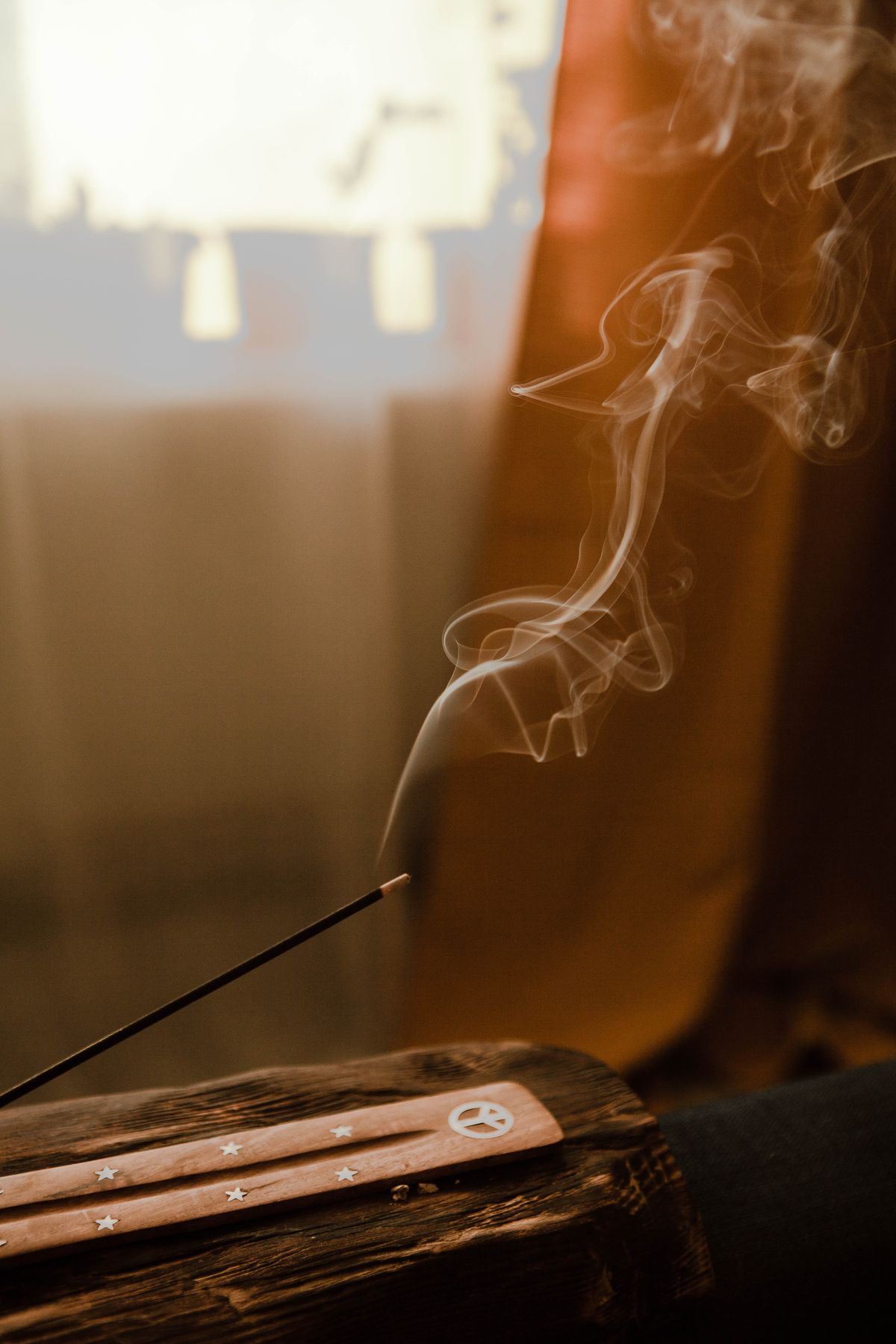 Incenso acceso e fumo aromatico