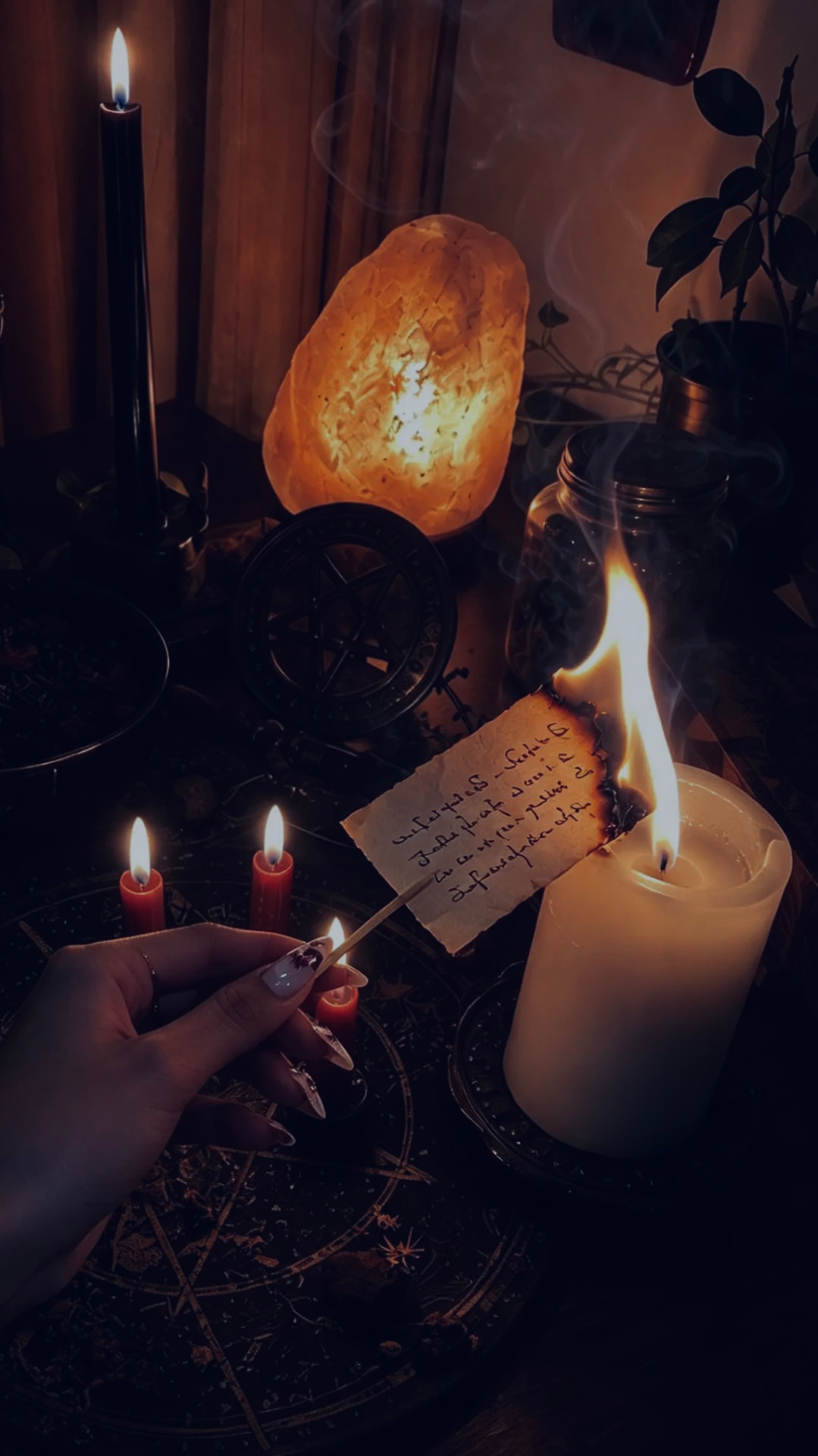 Candela accesa durante un lavoro rituale di Anna