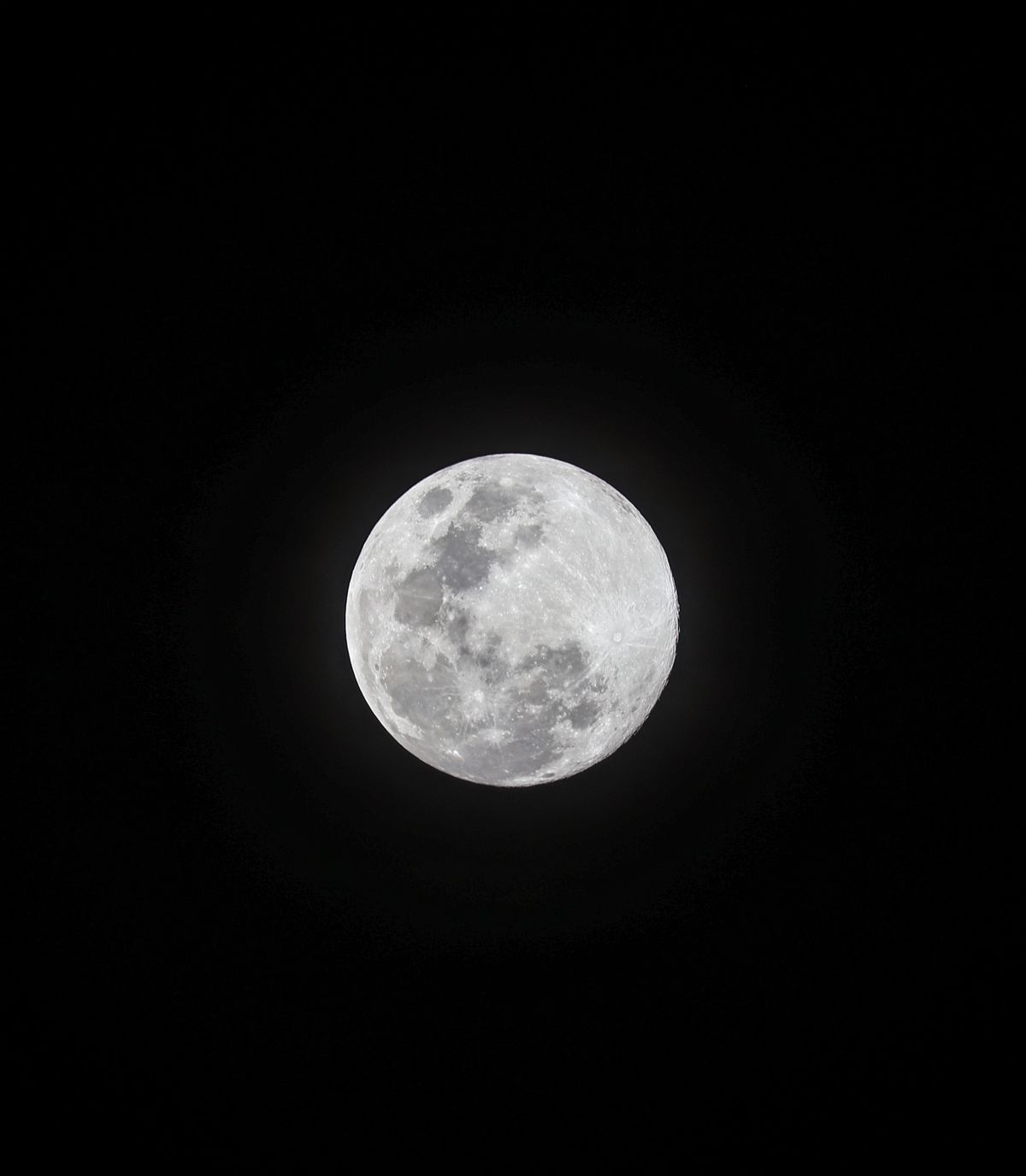 Fotografia della Luna nel cielo notturno