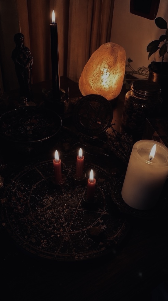 Altare di Anna con pentacolo e oggetti rituali