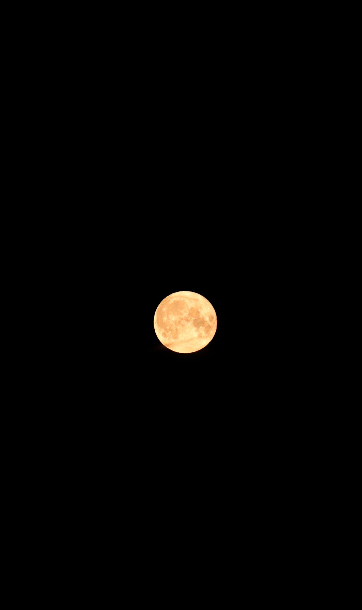 Fotografia della Luna nel cielo notturno