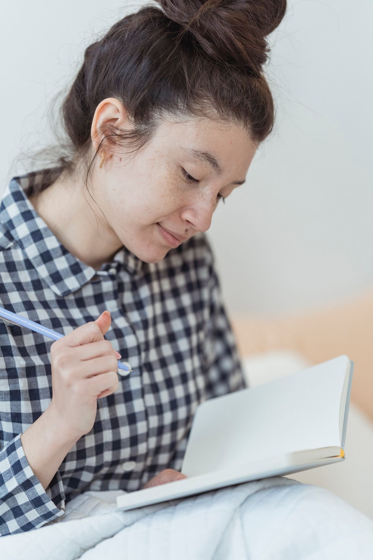 Scrittura a mano in un quaderno personale