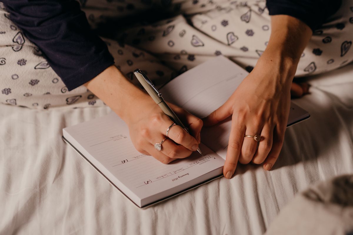 Scrittura a mano in un quaderno personale